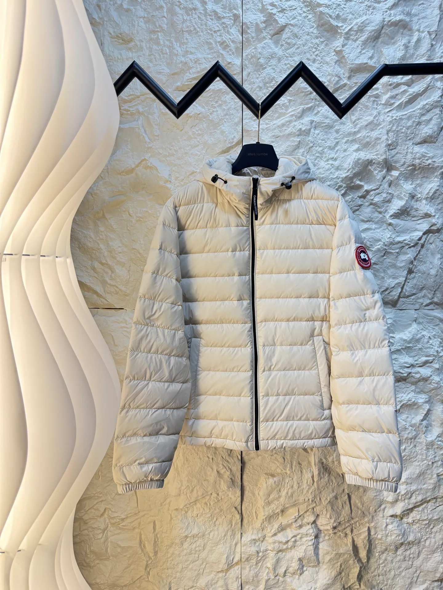 Canada Goose Canada Goose high-version lightweight down jacket with embroidered logo is made of high-density cold-resistant fabrics and filled with down. The down is fluffy and full, locking in temperature and keeping out the cold. The upper body is light and not bulky. The embroidered logo Classic round badge logo is highly recognizable.